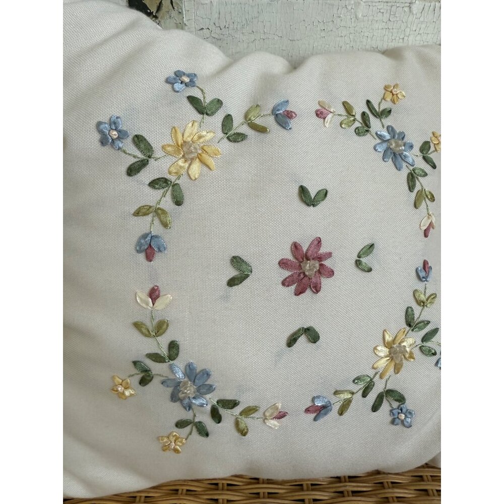 Vintage 80's Pair Linen Floral Ribbon Embroidery Accent Pillow 15x14" - Picture 4 of 11